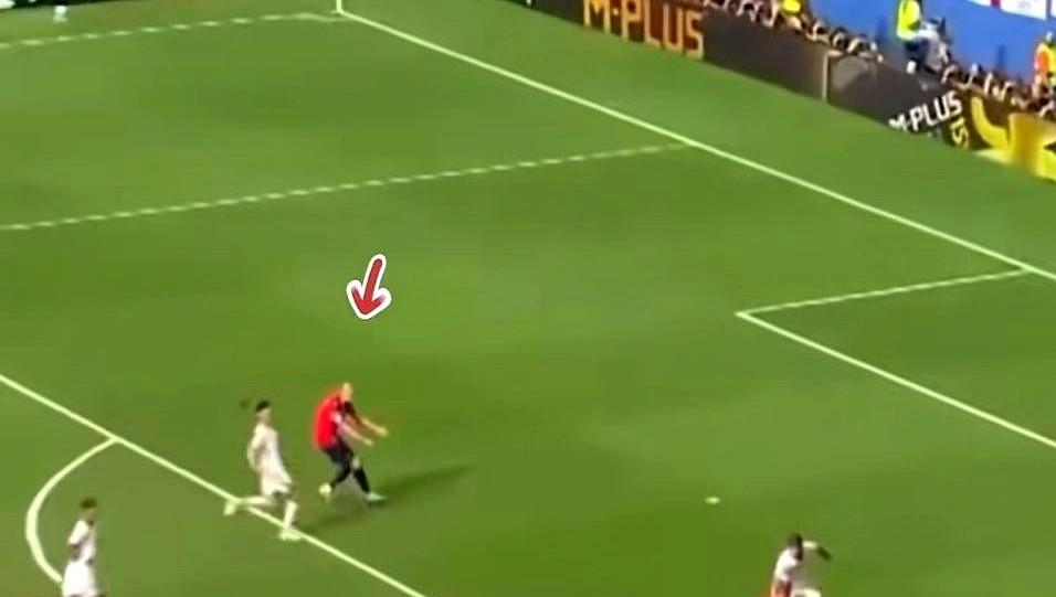 挪威队那个球，我来回看了三遍。
前场二打一，空旷的半场，就剩两个人，队长厄德高，