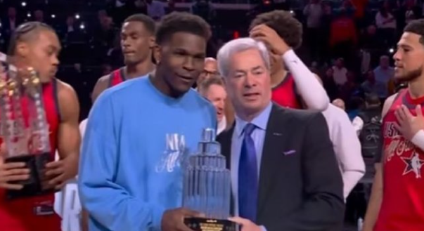 全明星正赛决赛星辰队47-21大胜老将为主的条纹队轻松夺冠，爱德华兹3场比赛均是