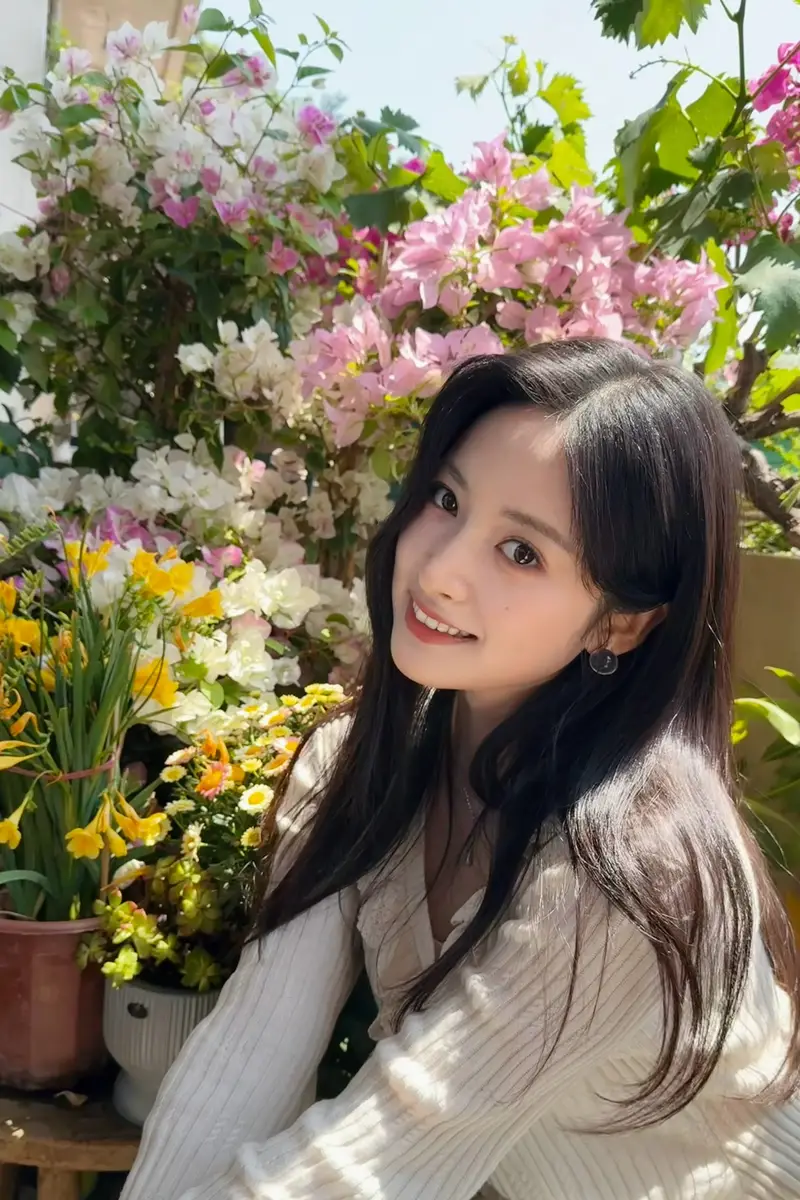 沈月穿白毛衣自拍温柔大方 黑长直造型好似初恋学妹