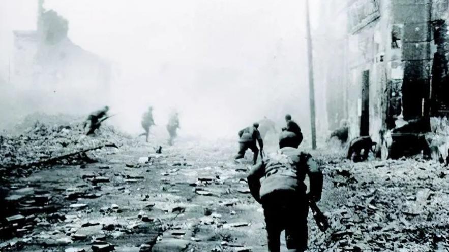 蒋介石命他死守7天，他却错听成守“47天”，打得11万日军怀疑人生