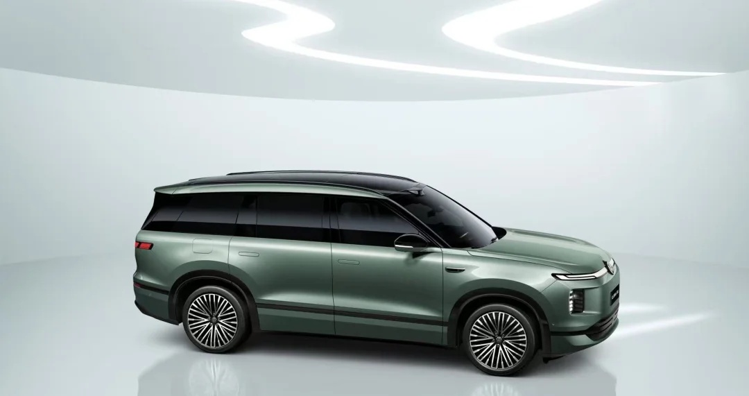 灵动ID.ERA 9X
上汽大众ID.ERA 9X车身侧面，三条核心特征线勾勒出