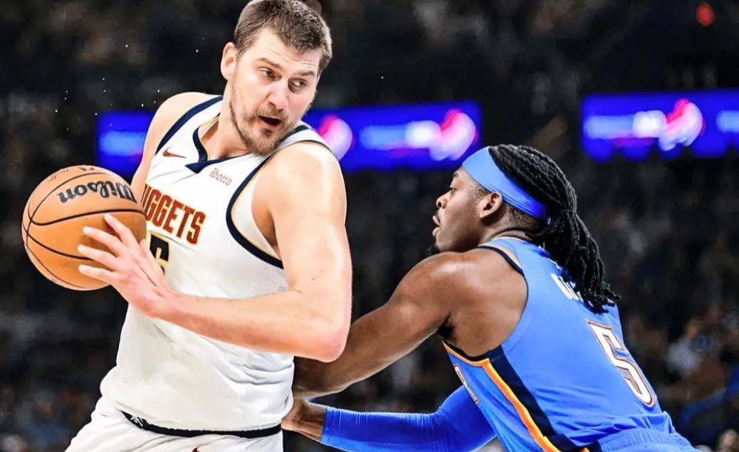 掘金以126-129不敌雷霆。比赛进行到最后时刻，场上比分胶着，气氛紧张。多尔特