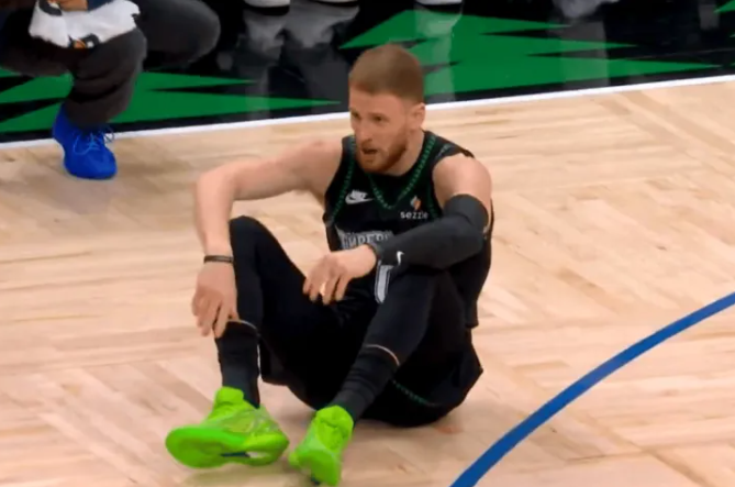 NBA季后赛，掘金对阵森林狼的比赛正在进行中。
第一节比赛中，森林狼开局5-0领