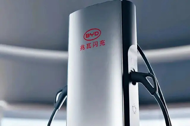 比亚迪五大新技术来袭！燃油车时代真要落幕？想买车先等等
 
比亚迪近期集中发布多