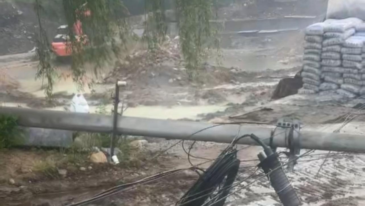 怀柔琉璃庙镇隐患频发 私搭线缆致电线杆暴雨中倒伏