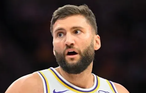 NBA常规赛湖人主场对阵76人的比赛已经结束。全场战罢，湖人以119-115战胜