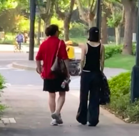 赵丽颖闷声干大事，不当演员的日子里，原来是在做学生
有网友透露，赵丽颖目前正在备