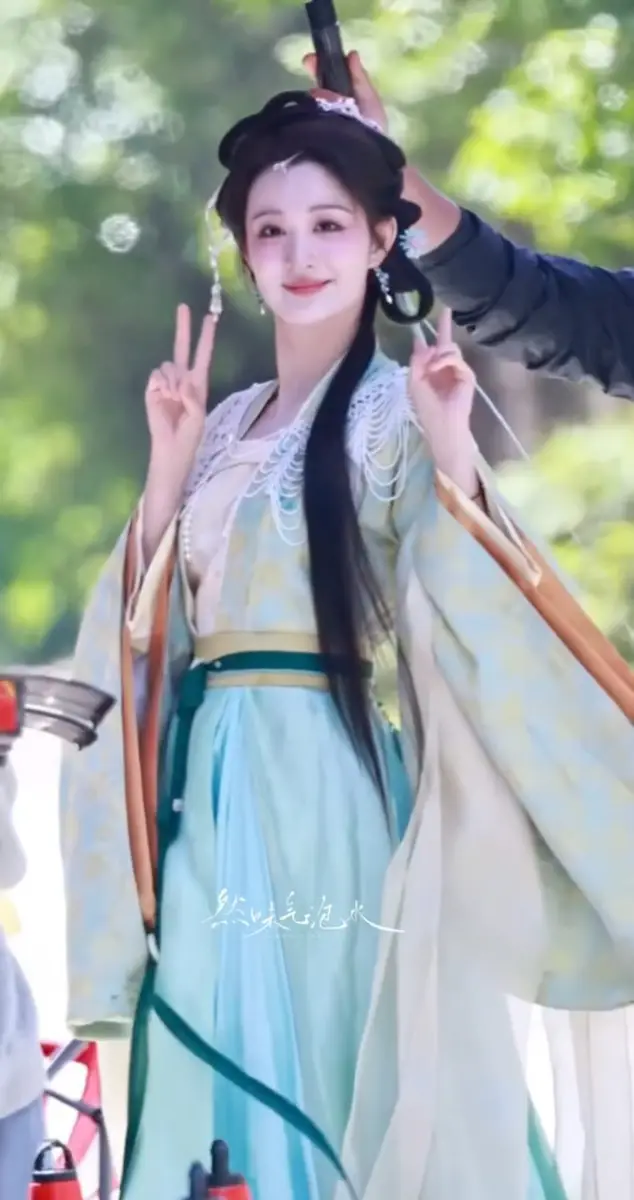 王楚然新剧绿衣路透释出，侧头回眸俏皮比耶
