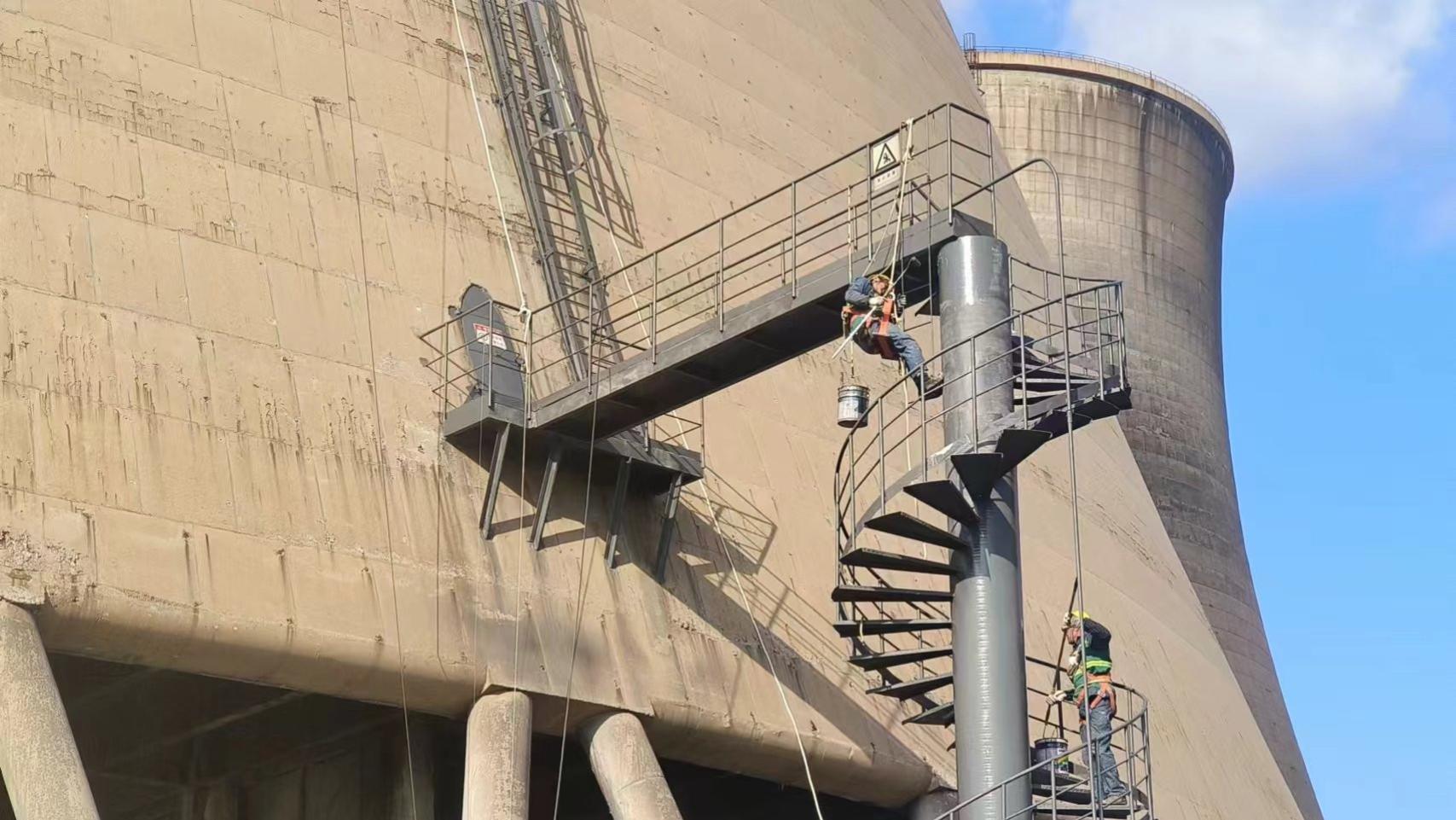 冷却塔钢爬梯刷漆维护竣工 保障爬梯使用安全