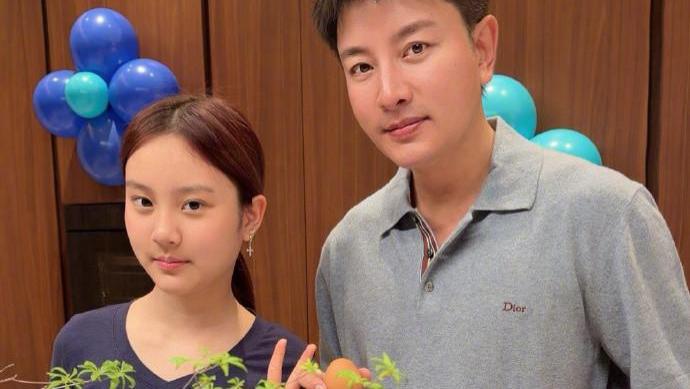 甜馨陪贾乃亮过42岁生日！13岁甜馨长成大姑娘，比李小璐还漂亮