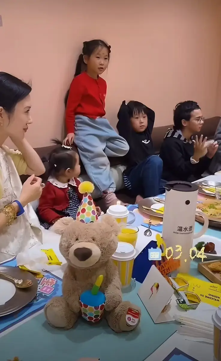 张纪中杜星霖一家六口为二儿子庆生 孩子们排排坐热闹十足
