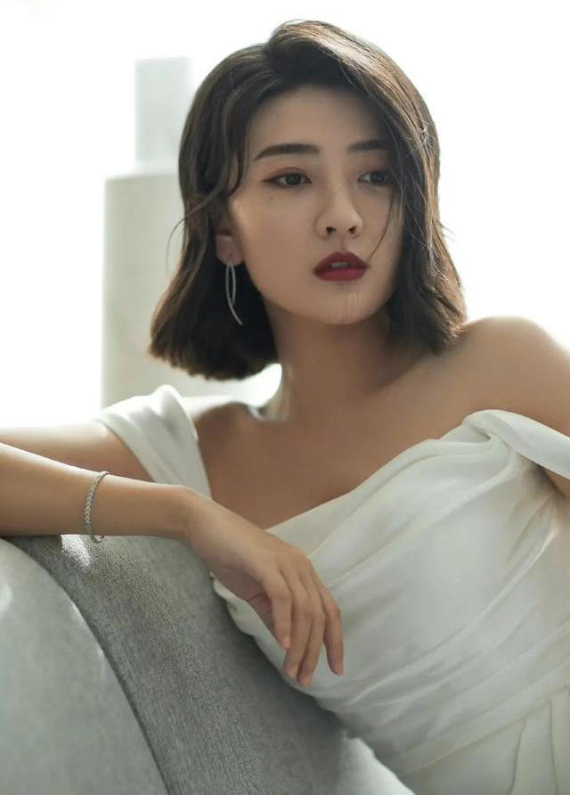 梁洁的白裙，藏着最舒服的岁月力量