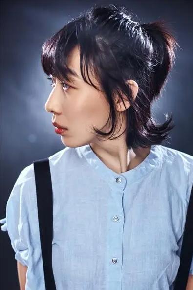 演员任素汐，山东莱州人，在一次晚会上，演唱自己作词作曲的胡广生，台下观众纷纷落泪