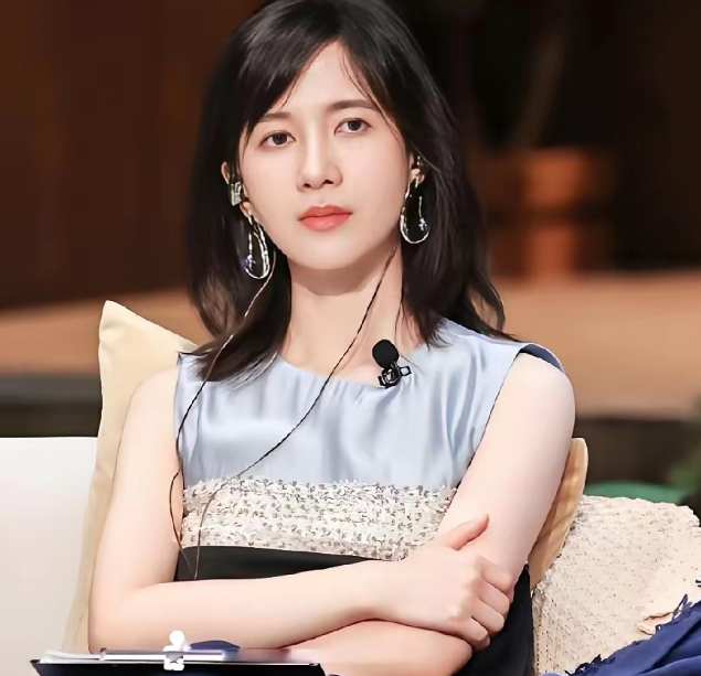 papi酱这个人你真不能细看
因为一细看，越仔细看越觉得她活得是真清醒
当年火爆