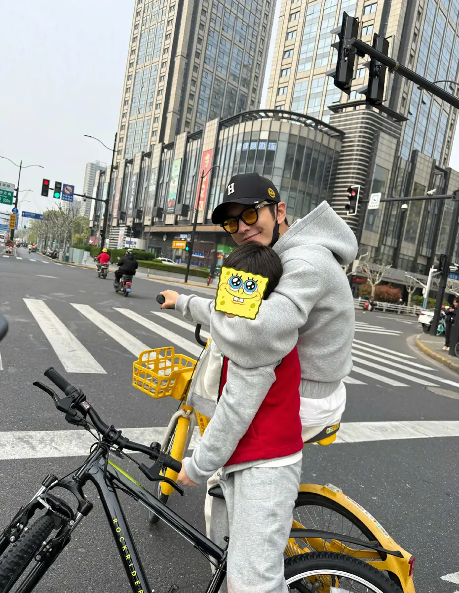 黄晓明晒与儿子春日骑行合照！小海绵与爸爸开心比耶活力十足