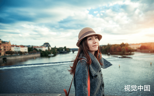 男友出轨校花后，我卸掉厚重丑妆容，以真面目示人，可他却崩溃求我复合