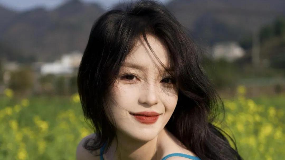 长发飘逸吊带衫小姐姐田野油菜花旁拍照，7个简单动作，风景美人更美不胜收