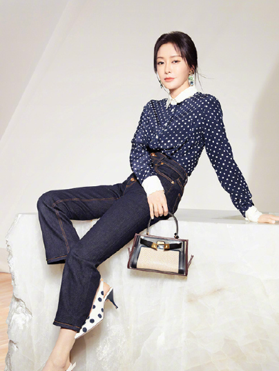 自然优雅的气质，时尚魅力的笑容，写真照片很漂亮