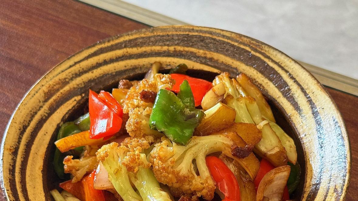 一盘五花肉炒花菜，是日子里最踏实的香