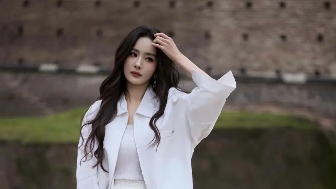 杨幂米兰“白月光”造型惊艳全场！超季首穿获品牌偏爱