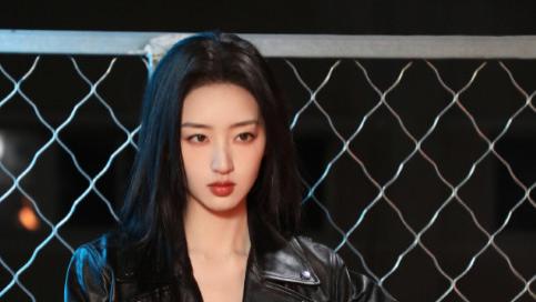 邓恩熙这一身黑色妆造，真的太酷啦！