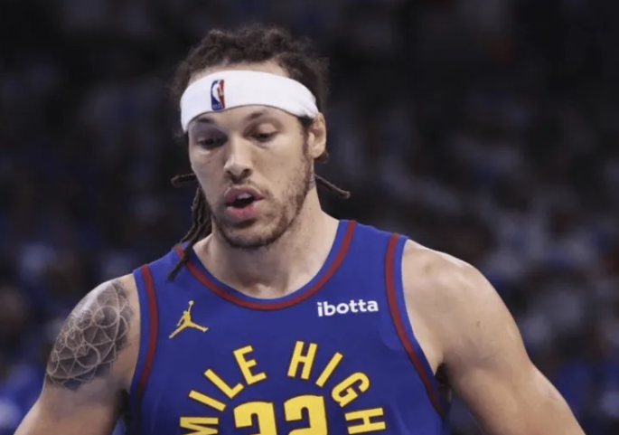 掘金客场96-113不敌森林狼，大比分1-2落后。
本次比赛阿龙-戈登因小腿伤势