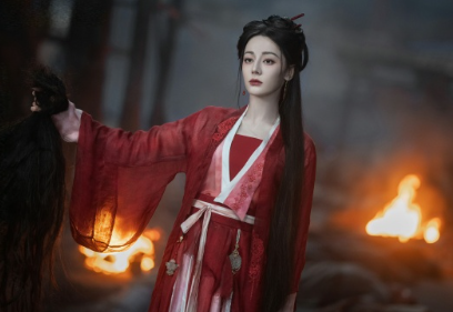 秋枫揉碎月光藏下万丈星海，奏响热爱的乐章