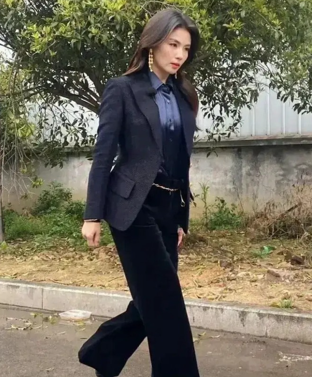 刘涛这身穿搭真的太耐看了
收腰西装干练利落，搭配缎面衬衫温柔又有质感，丝绒阔腿裤