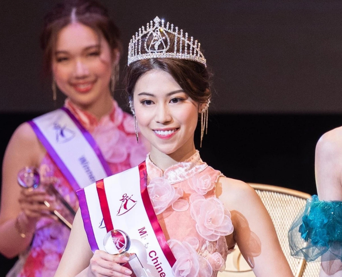 26岁的钟翠诗曾赢TVB台庆43万大奖，近日晒黑色Deep V背心照，大秀身材被