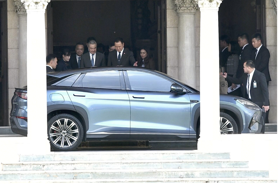 4月24日，曼谷迎来特殊“驾驶人”——泰国总理阿努廷在会见中国外交部长王毅后，亲