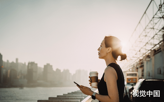 他把耳聋的我当赌注那天，我笑了。他还不知道，我能听见了。
