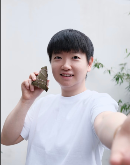 莎莎祝大家端午安康，还放了一张自己拿着粽子的照片。
这孩子礼数真周到啊，节假日和