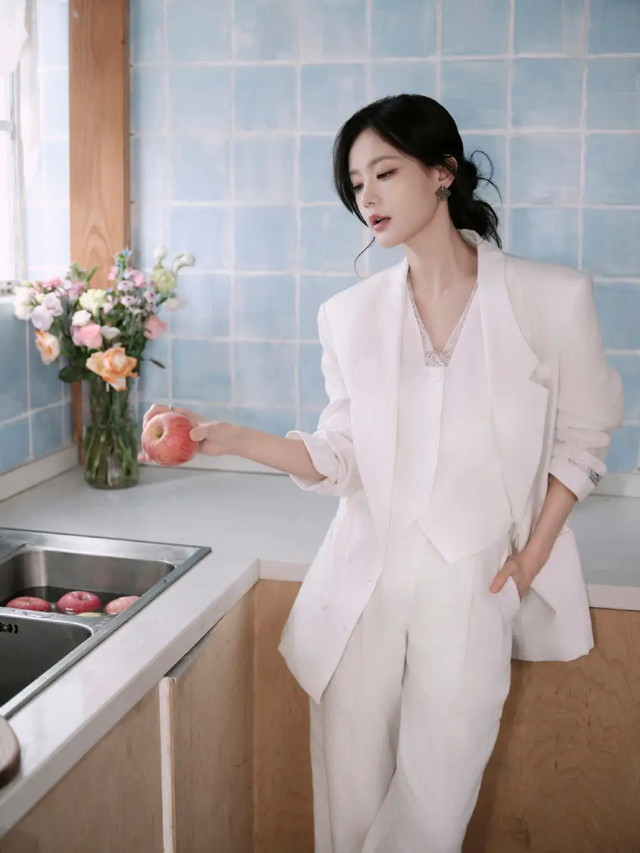 李一桐穿白色西装气质清新温柔 笑容浅浅松弛大方