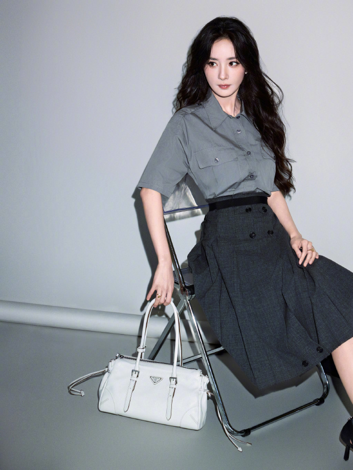 影子在纸面生根，长成一片墨色的画境