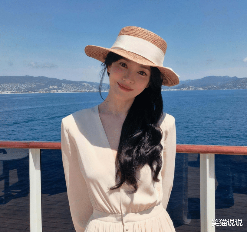 宋慧乔戛纳餐厅被偶遇：素颜吃饭状态佳，墨镜夹克显酷飒