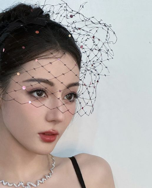 我把你藏进月色，不想被别人发现，可你的影子投下覆满人间