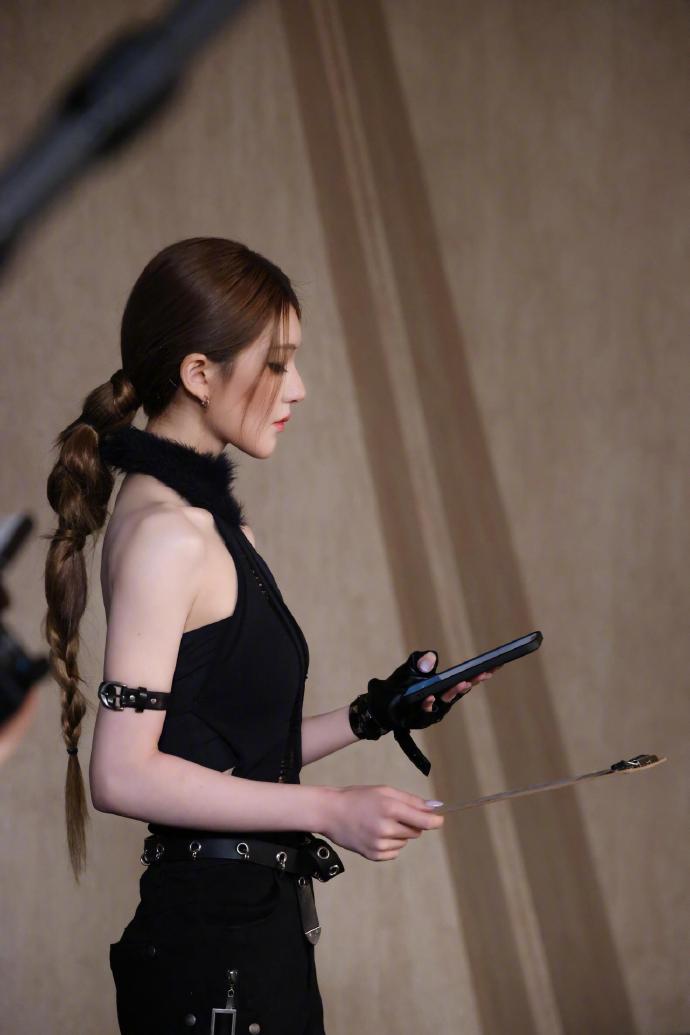 赵露思暗黑色系女特工

赵露思最新造型，暗黑特工太A了！这次直接颠覆以往甜妹风，