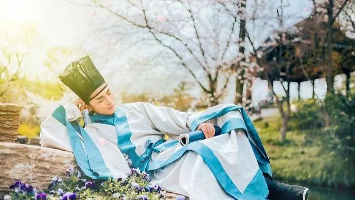 面相学，这五处长痣的男人最旺妻，赶紧嫁！