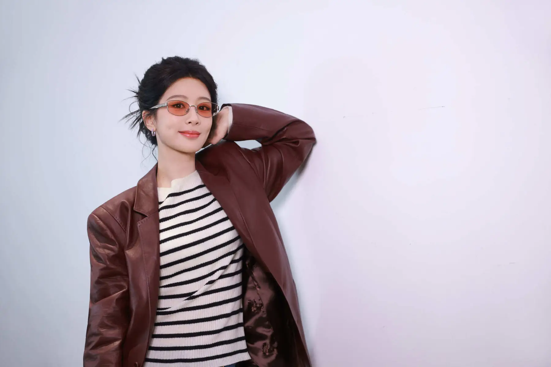 杨紫最新随拍照曝光！穿皮衣戴墨镜又美又飒
