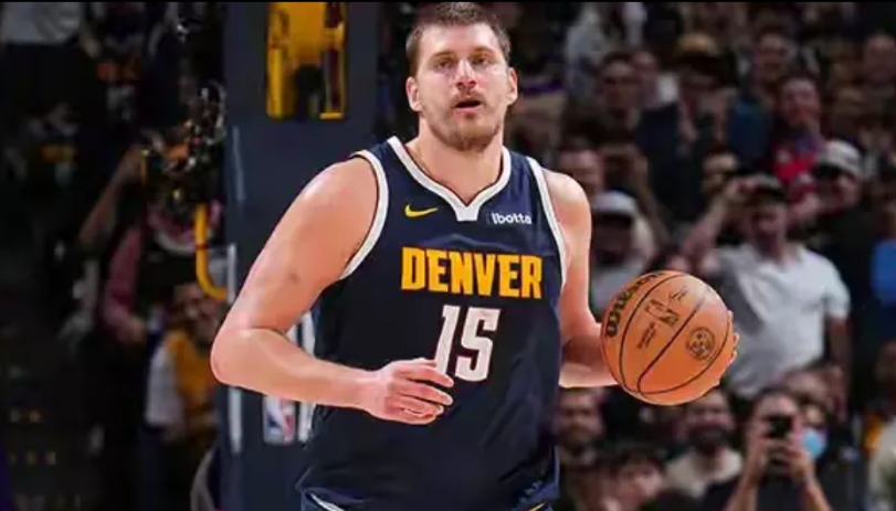 该用什么词来形容约基奇呢？
掘金胜太阳，约基奇得到23分17篮板17助攻；背靠背