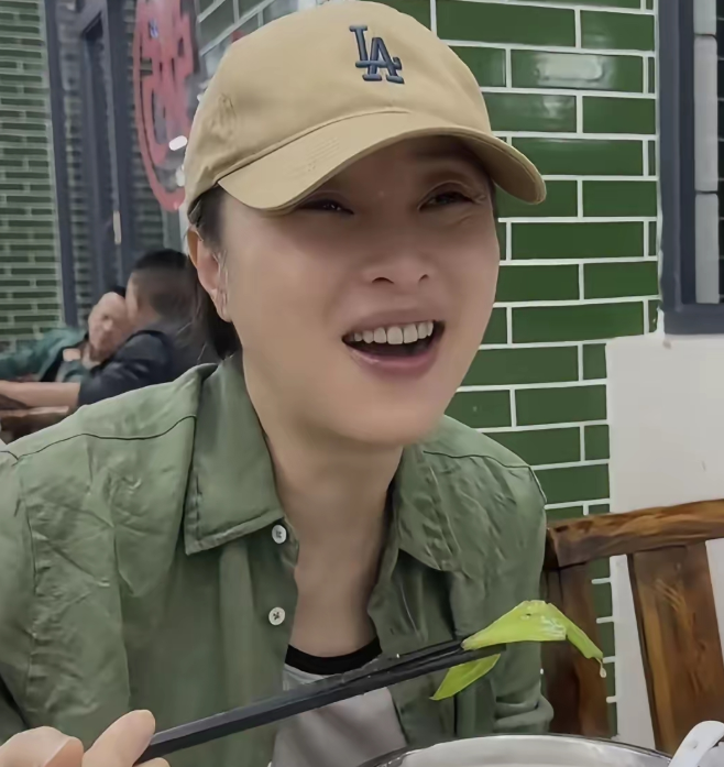 网友偶遇吴越在佛山小餐馆吃饭
热情与网友打招呼，亲切又低调！
镜头下的吴越身穿绿