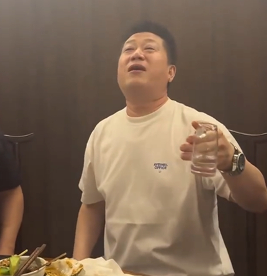 张鹤伦这个酒蒙子，聚会开始不喝酒了
之前，张鹤伦晒聚会照片或视频，是怎么开心怎么