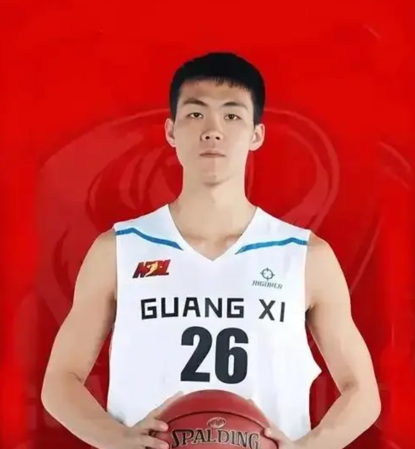 庞峥麟找到好朋友！
今天中午12点半左右，徐杰与王洪泽、陈家政率先抵达诸暨，胡明