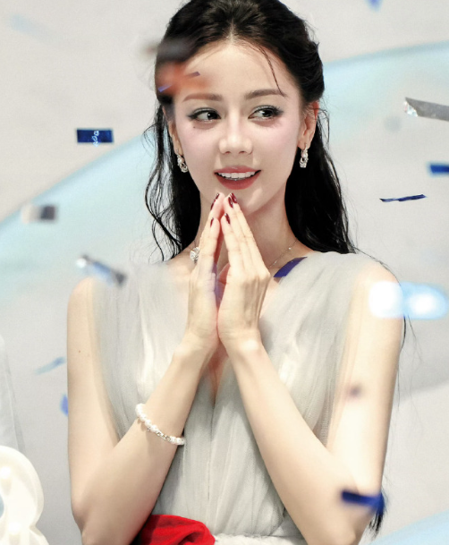 月亮被嚼碎了变成星星，你就藏在那漫天星光里，期待与你共赏星光