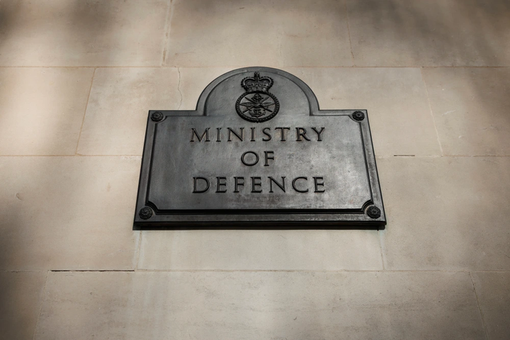 俄罗斯军舰鸣枪示警，英国国防部调查