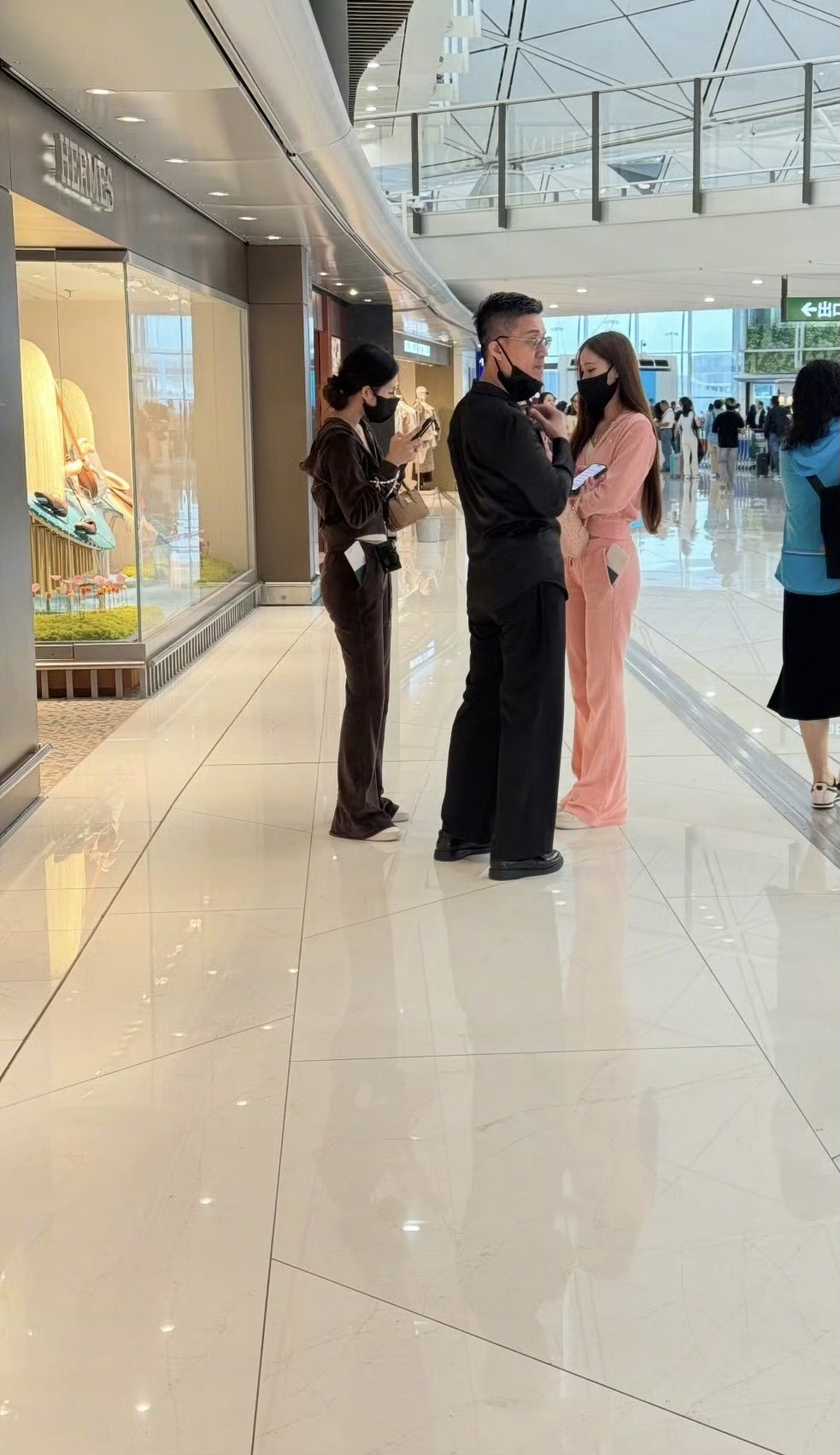 小S一家四口罕见现身，她最普通。真好，两个闺女都长成了许雅钧喜欢的样子，身材纤细