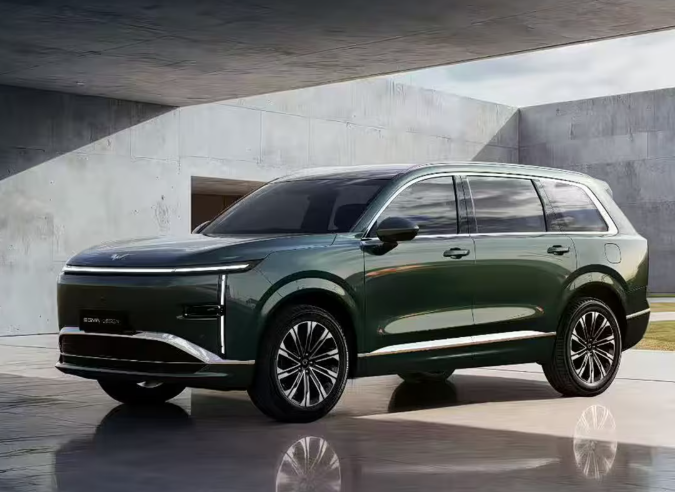 定位中大型SUV提供5座和6座版本，五菱星光L将于4月10日亮相
外观方面，新车