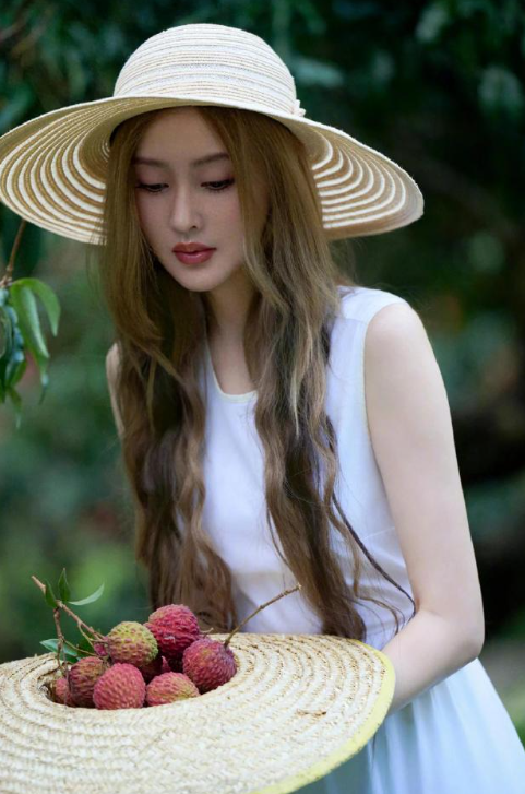 张天爱纯白连衣裙，人比荔枝甜