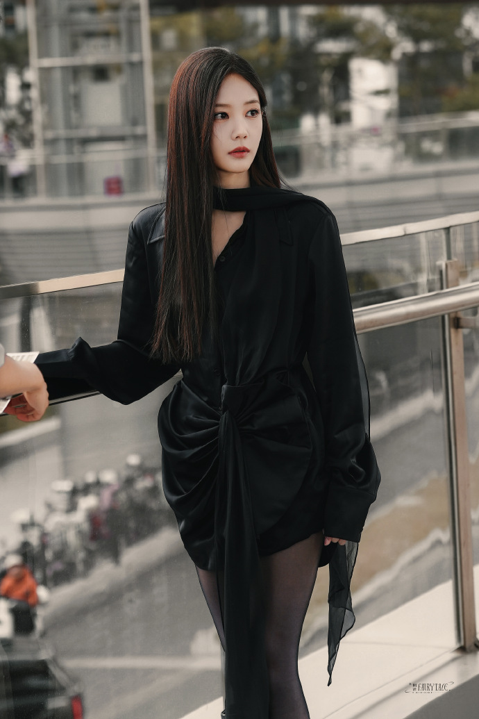 李一桐美人余上班路透，期待余梦早日见面