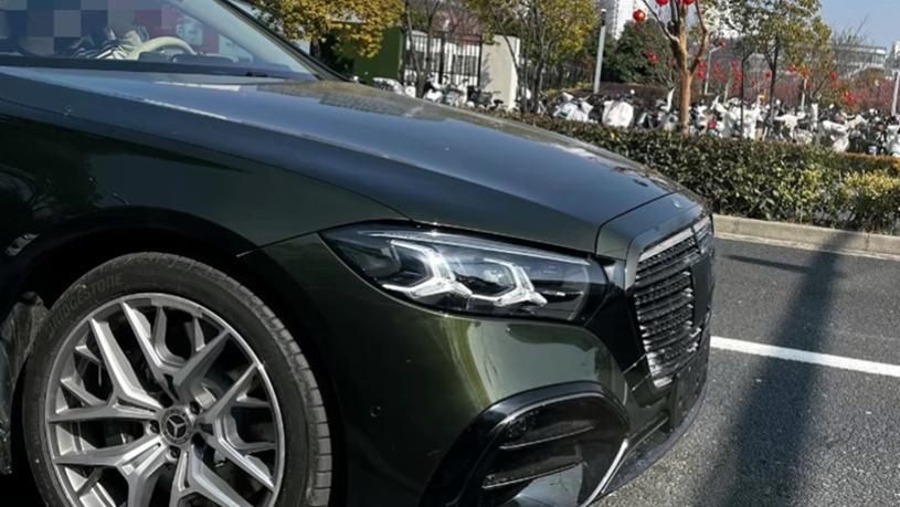 新款奔驰S级国内现身，全身遍布“三叉星徽”，内饰更具科技感